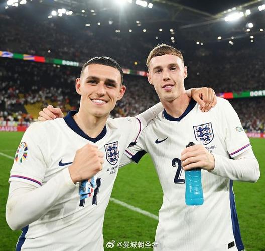 曼城新赛季全家福：瓜帅C位，两侧为福登和B席