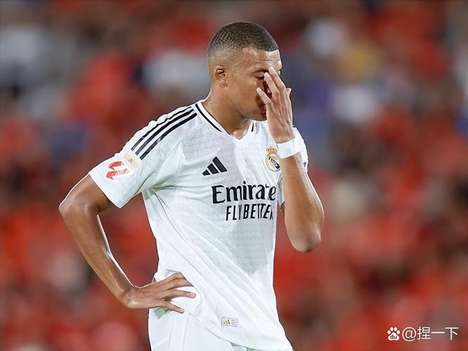 记者：姆巴佩右脚踝轻微扭伤，马斯坦托诺腿后肌轻微疲劳