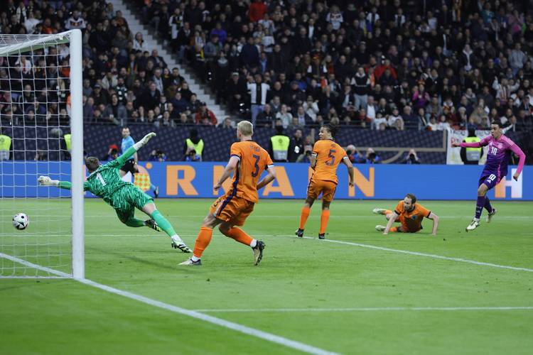 开场闪击！鲍姆加特纳门前垫射建功，莱比锡1-0领先多特