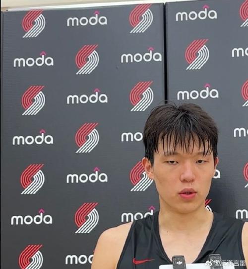 想什么呢？开拓者后卫单手欲挑战杨瀚森 小杨大帽拒绝+长传格兰特