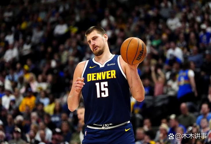 给裁判上课！训练赛后约基奇花10分钟与裁判进行交流&示范教学