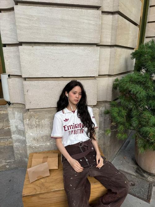 你也是枪迷？欧阳娜娜穿阿森纳第二客场球衣，漫步巴黎街头