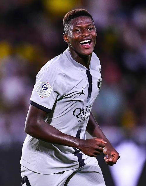 努诺-门德斯任意球破门,法甲官方社媒:他就是世界最佳左后卫