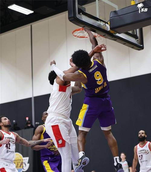 追梦背打布朗尼后分球外线 库里超高弧度疾速速射三分命中