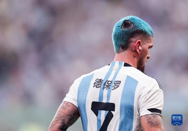 阿根廷足协主席晒与梅西、德保罗合照：很高兴再次见到你们