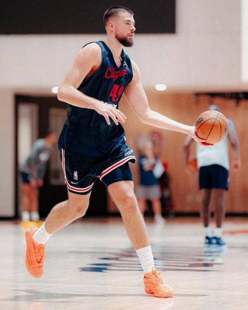 哈登晒新训练照：每24小时增长1% 小卡保罗博格丹出镜