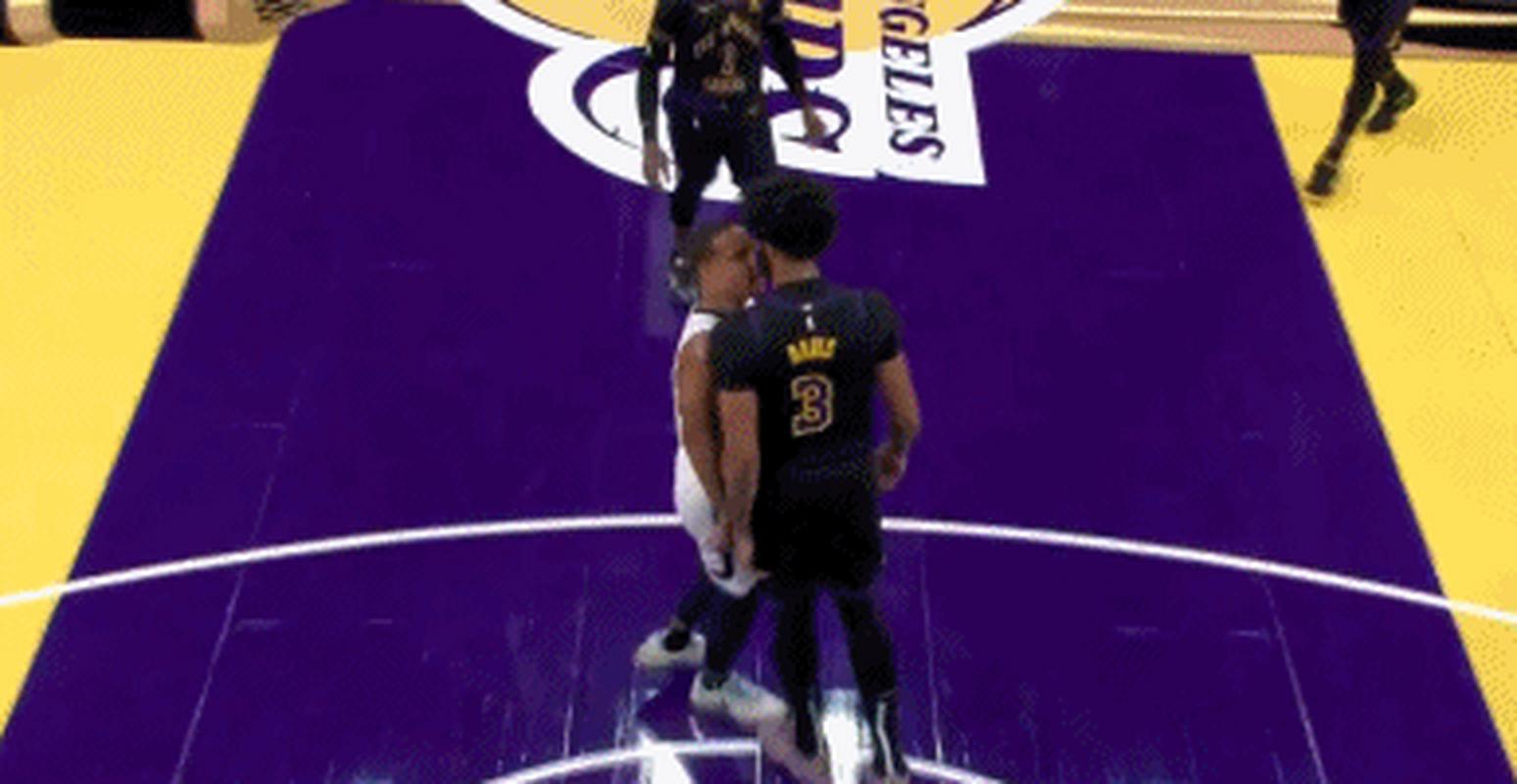 老队友间的默契！浓眉被包夹果断分球 拉塞尔空位三分命中