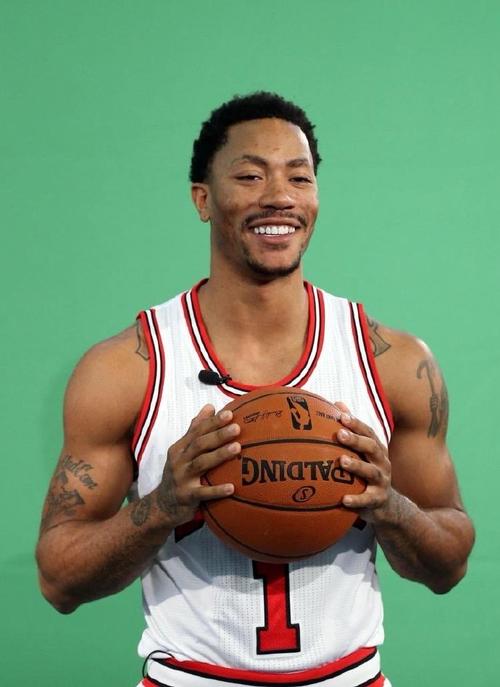 杨毅：罗斯是NBA长得最漂亮的运动员 他眼睛特别深邃&比欧文好看