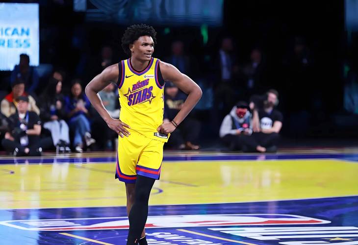 前热刺球员汤森现在效力于泰国北碧府电力，感受一下泰国球场……