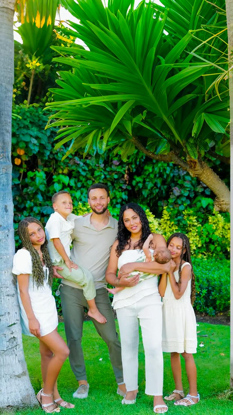 幸福的一家！库嫂晒照狂撒狗粮 全家6口甜蜜出镜！