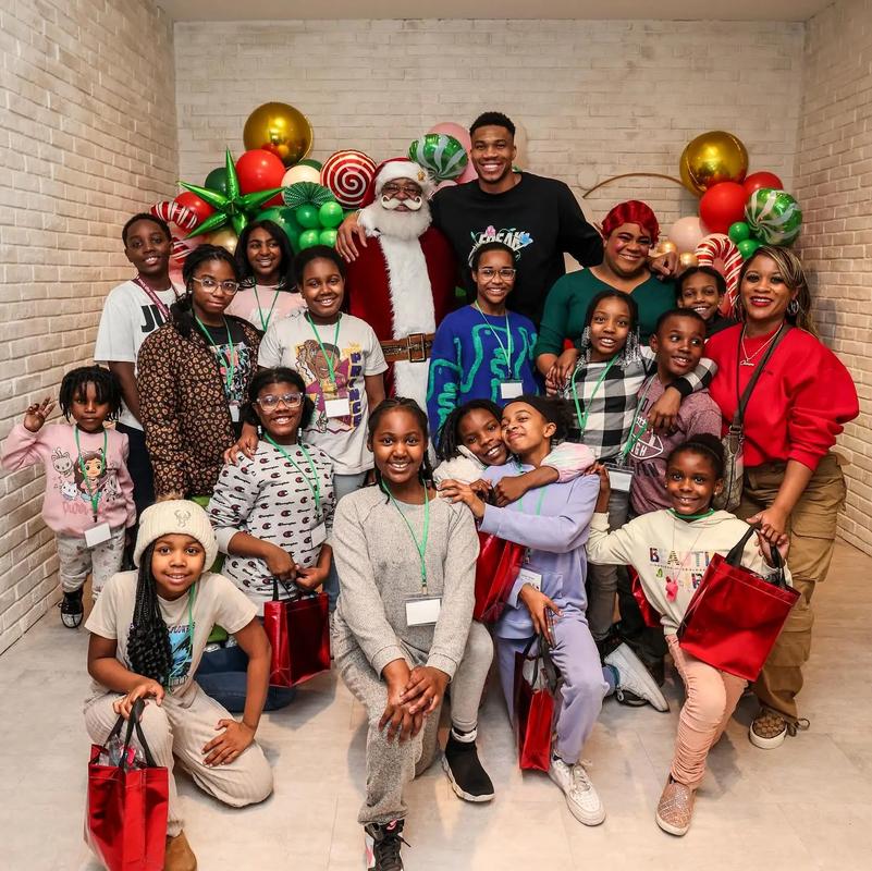 两地分居？经家庭内部数月沟通 字母哥妻子已带娃搬回雅典！