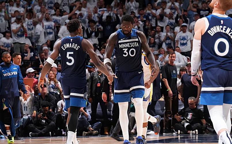 今天效率还行！兰德尔11中6&罚球3中2拿到14分4篮板1助攻1抢断