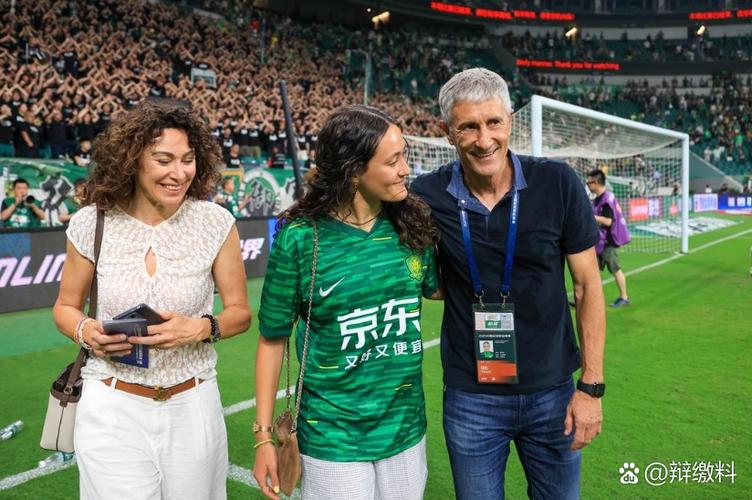 博主:昨晚很多国安队员都去塞蒂恩住处与塞蒂恩道别