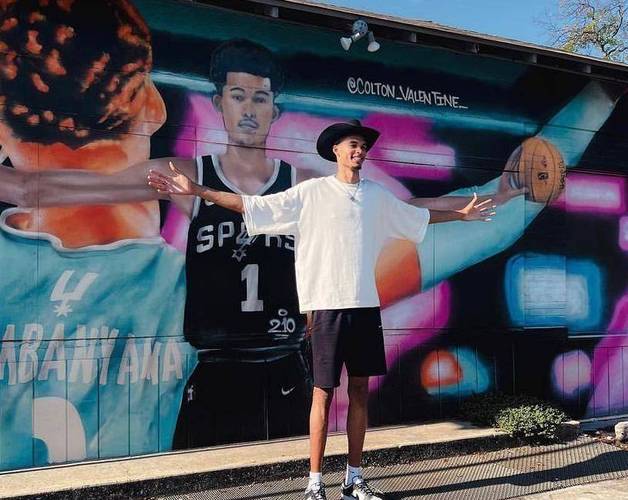 更夸张了!马刺官方公布文班最新身高为2米26 比上赛季高了5厘米