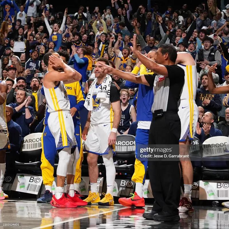 美记:坚守到最后的现场球迷为勇士年轻球员起立送上了掌声