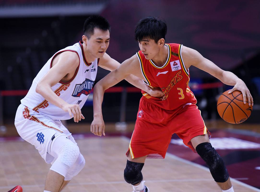 身体状态不错！王俊杰训练中轻盈起跳完成180°单臂暴扣