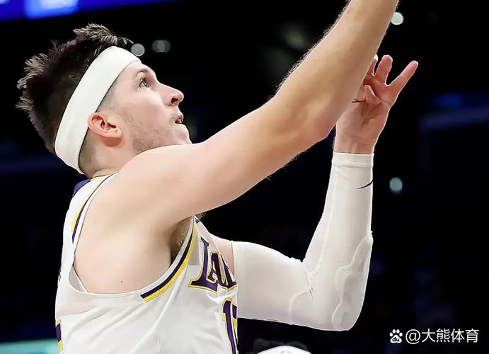 小里挺铁~里夫斯、八村塁和克内克特训练结束后加练三分球