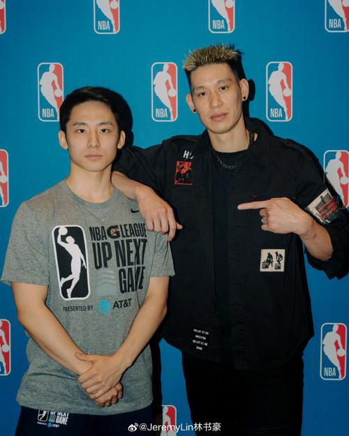 马里昂胖成球~林书豪晒照:见到很多老朋友 向这些传奇人物致敬