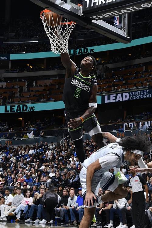 又勇又帅！爱德华兹单打布伦森 强突人缝中打进准压哨上篮！