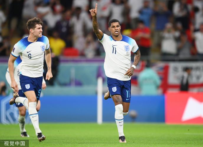 太猛了!斯宾塞晒出“牵着”约翰逊的梗图,庆祝英格兰3-0威尔士