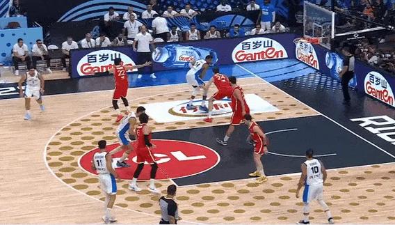 眼花缭乱！加西亚单打秀各种运球技术 转身高难度后仰中投！