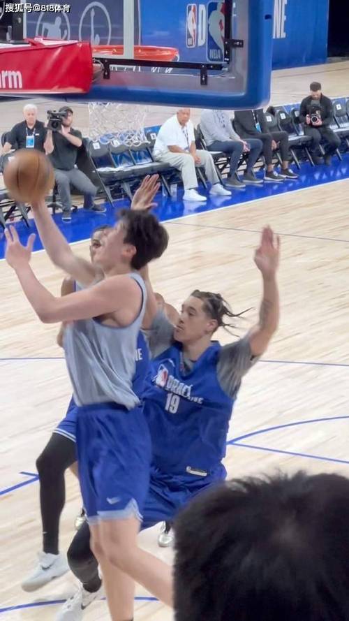 杨瀚森梦幻脚步板凳席视角！克林根单手指天庆祝！队友全体起立！