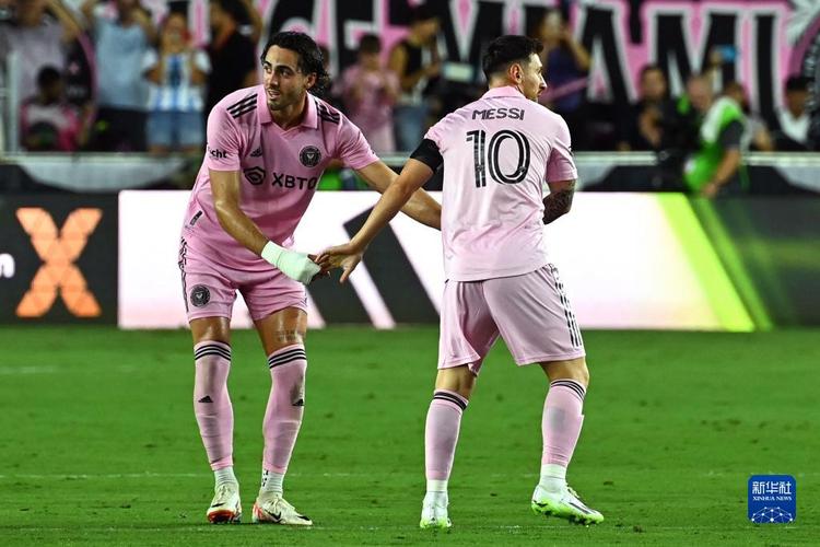 阿根廷帮！德保罗、帕雷德斯、奥塔门迪观战迈阿密，庆祝梅西进球