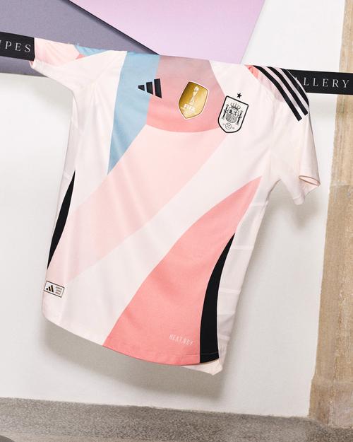 西班牙队训练前向费兰颁发50场纪念球衣，球员贡献22球5助