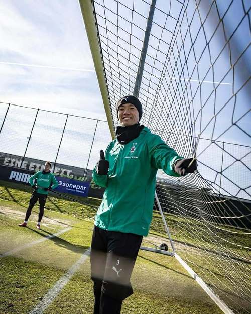 回家!赫伊森造访青训母队马拉加,身穿马拉加球衣拍照