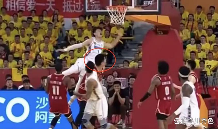 是偶像也是爸爸队友!周琦儿子“糊糊”被曾凡博抱起 2人亲密互动