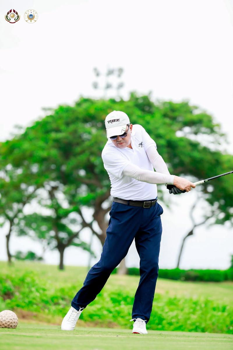 休闲时光!哈兰德社媒晒打高尔夫球照片