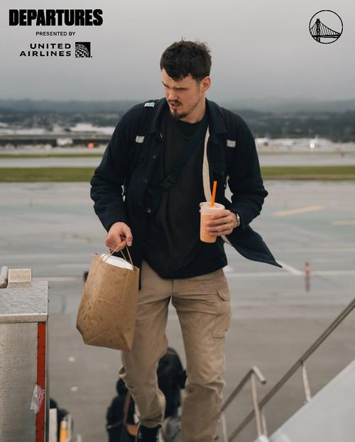 客战鹈鹕！火箭晒登机照：KD穿羽绒服气质逼人 电风扇随队出征