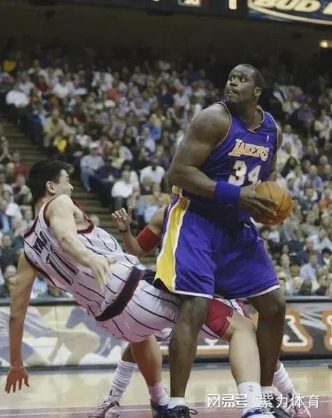 看了又好像没看！球迷中国赛坐在姚明和奥尼尔身后 啥也看不见