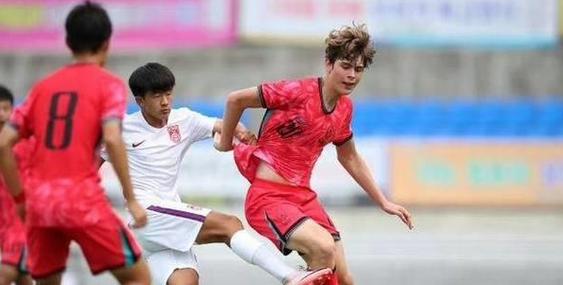 国足U16对朝鲜35分钟便出现体能透支情况,球队边路缺少传球手