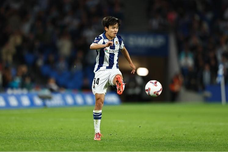 伊东纯也社媒庆祝胜利,久保建英评论:你的传中如激光般精准