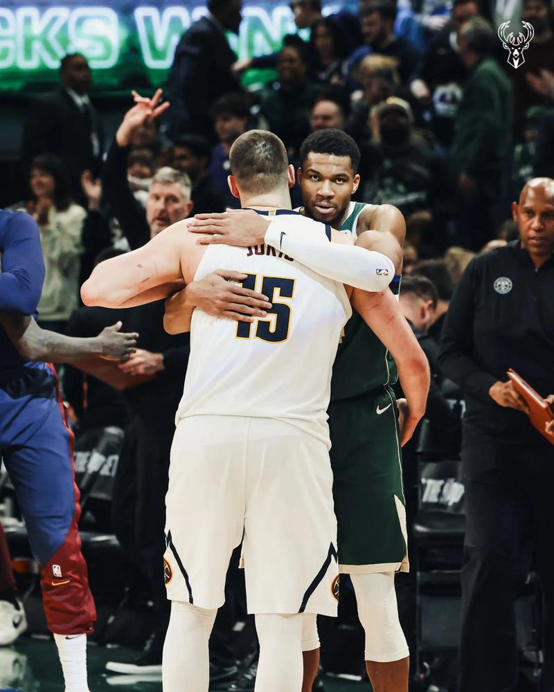 为了能留住字母哥 雄鹿也是想尽办法 签下五弟令字母哥感到满意