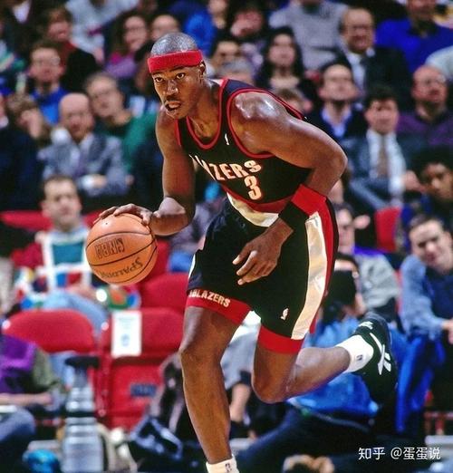 31号秀弗莱明：季前赛攻防都很自在 还在适应球队进攻空间