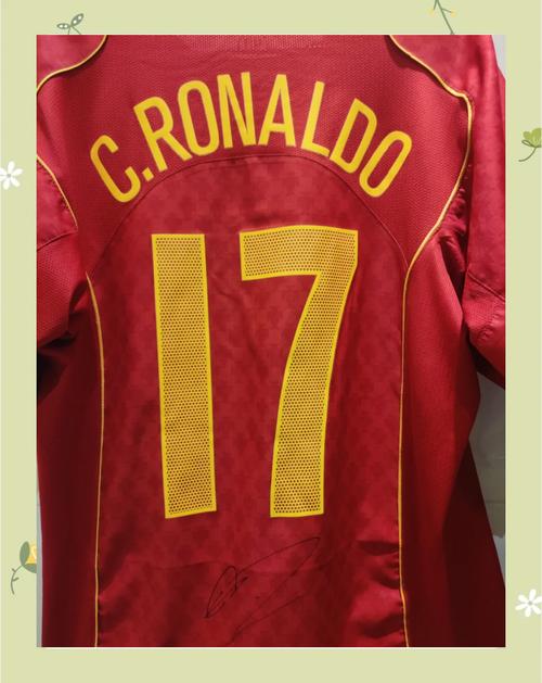 圆梦☺️索博赛后拿到偶像C罗球衣,上次找C罗换球衣时被告知没了