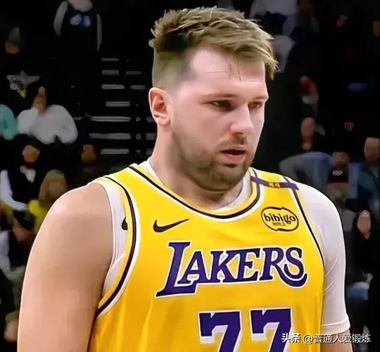 艾顿:东契奇是打挡拆百年难得一遇的天才 感觉他后脑勺长眼了