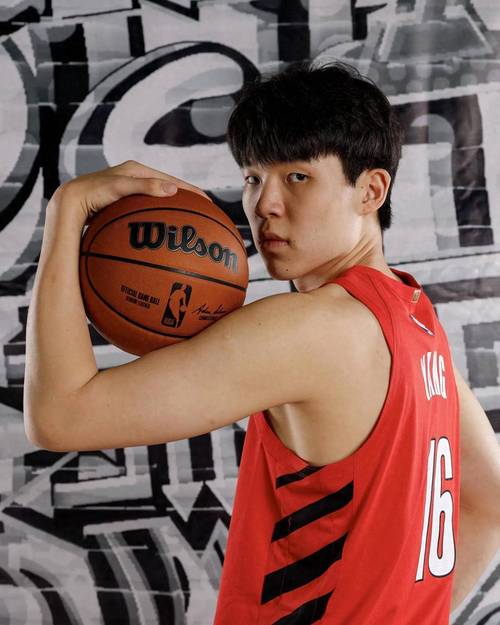 媒体人：杨瀚森起点不算特别高 但三场季前赛每场都有明显的进步