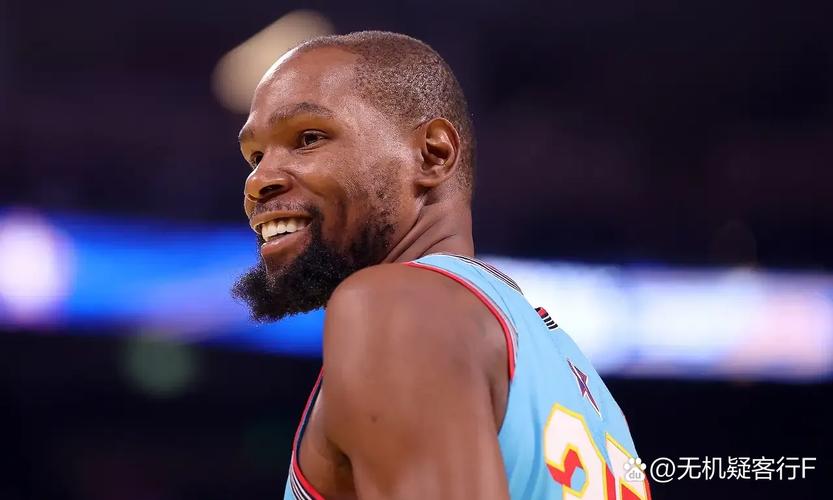 😂这是看到什么了?杜兰特在替补席看数据统计表 乐得咧嘴大笑