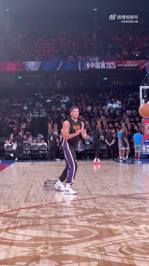 本尊认可!布克晒与“中文布克”合影以及后者投篮视频:继续投