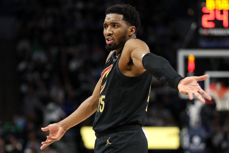 失误犯规略多！米切尔11中6拿到17分2板3助3断 首节独得13分