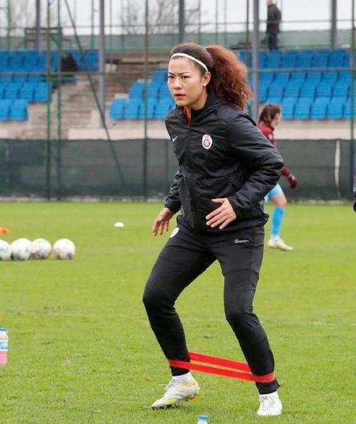 李佳悦社媒:35岁几乎踢满女超所有比赛,训练的高速跑全队第一