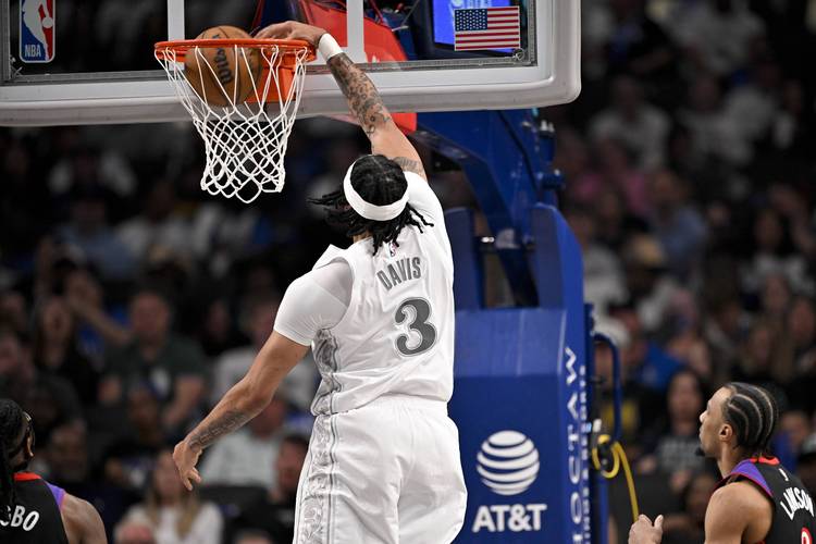 状态一般!浓眉半场8中3&三分3中0拿到8分7板 出现2失误