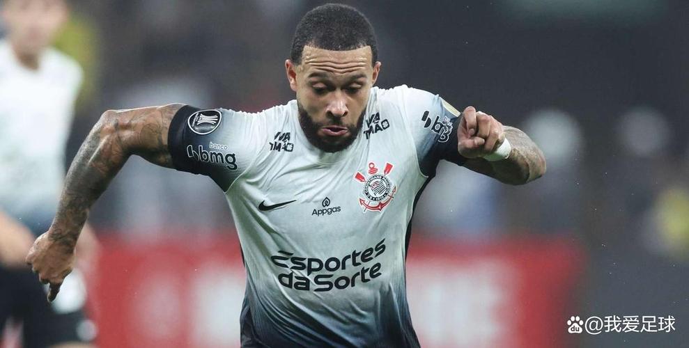 心态超好😂科林蒂安0-1落后,德佩在替补席开怀大笑与队友闲谈