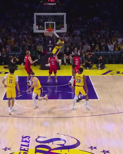 眼花缭乱！三球穿裆对手抛传助飞米勒空接暴扣