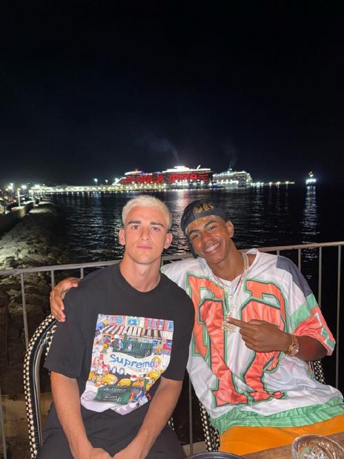 哥俩好!加维社媒晒与法蒂合照:❤️