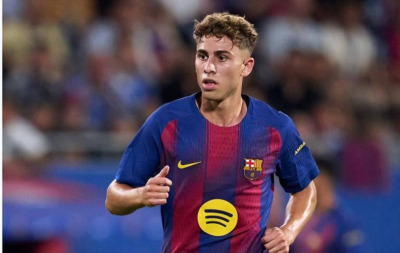 🎉巴萨球员在训练课列队用拍头礼祝贺德容续约、费尔明伤愈归队