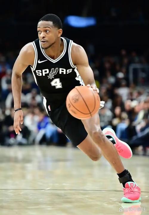 队记：福克斯因腿筋伤势大概率无法在常规赛揭幕战前复出